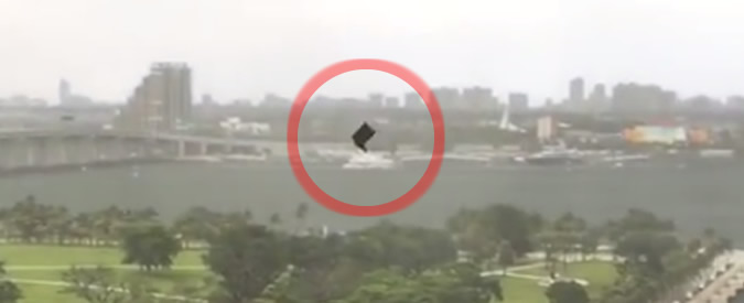 Copertina di Volano poltrone dal cielo: succede a Miami