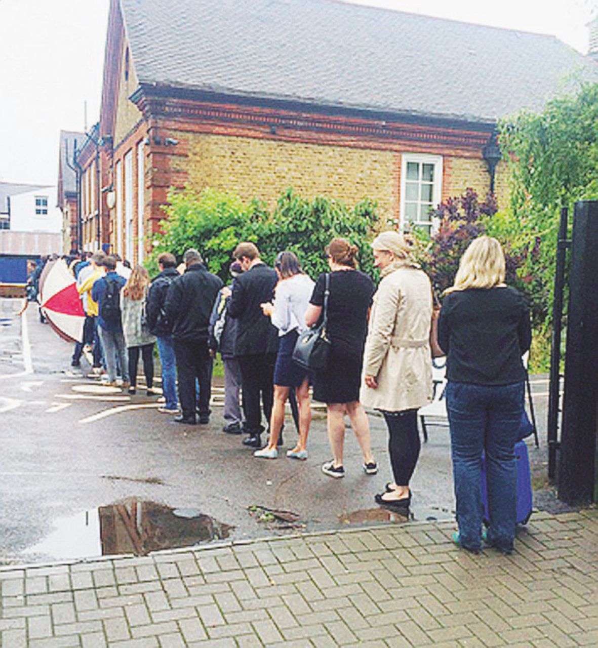 Copertina di Temporali e affluenza record: inglesi verso il no alla Brexit