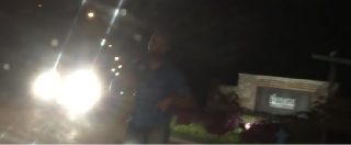 Copertina di Usa, aggredisce automobilista e finge di puntargli una pistola: il video del malcapitato è virale