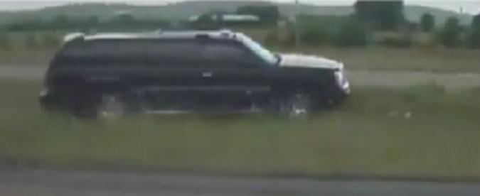 Copertina di Usa, fuga in auto: l’inseguimento si conclude con un morto e due feriti. Il video choc