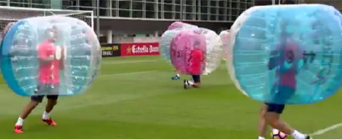 Copertina di Calcio, il Barcellona di Messi si diverte giocando a Bubble football: il video è virale