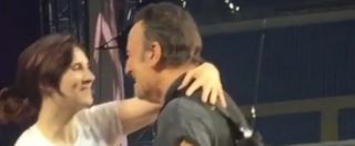 Copertina di Bruce Springsteen, anche a San Siro balla con una fan. Paola Turci: “L’ha fatto di nuovo”