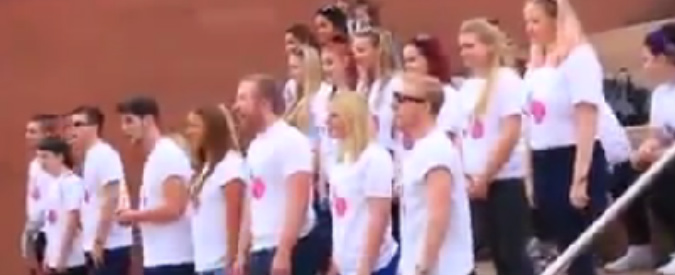 Copertina di Liverpool, flash mob con coro per la moglie malata: boom di visualizzazioni sul web