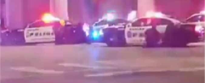 Copertina di Dallas, video choc: la sparatoria in centro tra polizia e cecchini