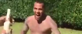 Copertina di Calcio, le acrobazie di Dani Alves: stappa la birra in rovesciata