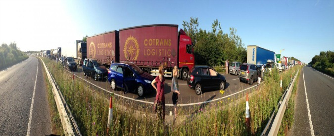 Copertina di Inghilterra, a Dover code di 15 ore per controlli antiterrorismo. Deputato Tory: “Vendetta per Brexit?”