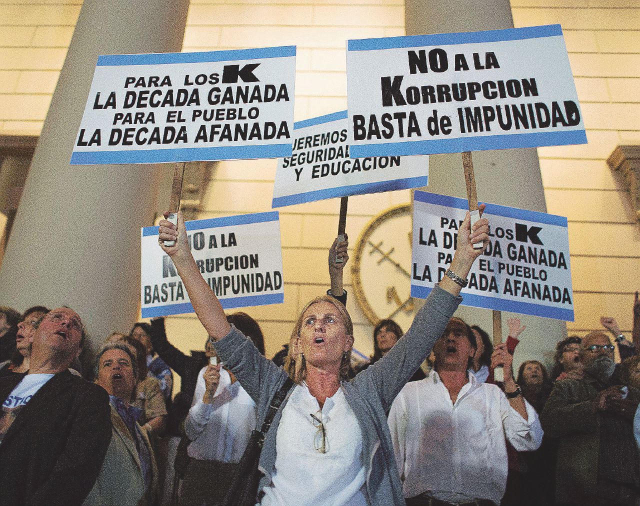 Proteste anti-Kirchner. Arrestato Lopez, segretario alle Opere - Epa, Efe “Siamo deboli a livello mondiale”