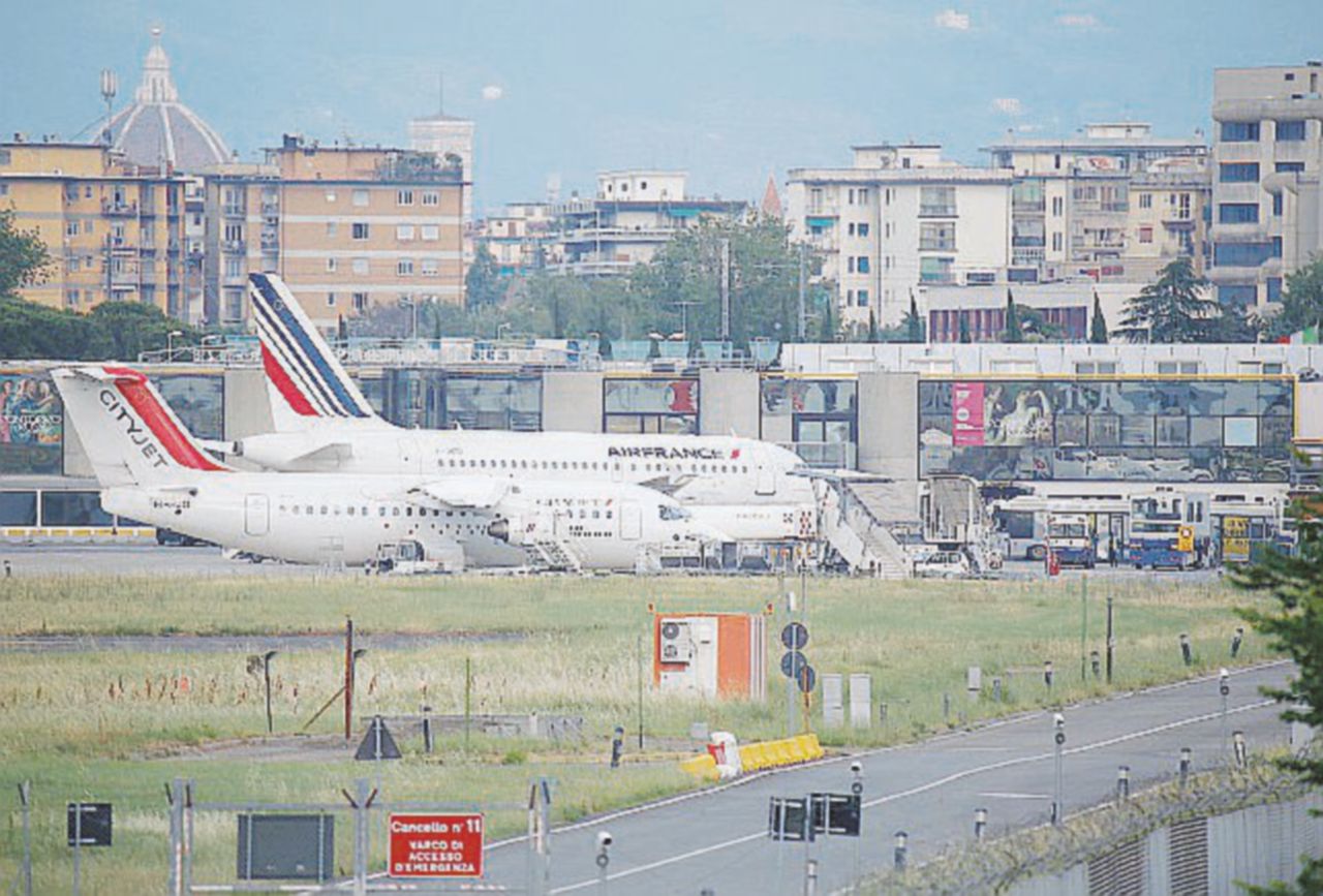 Copertina di “Ampliare l’aeroporto? Renzi, Carrai e gli amici faranno i conti con noi”