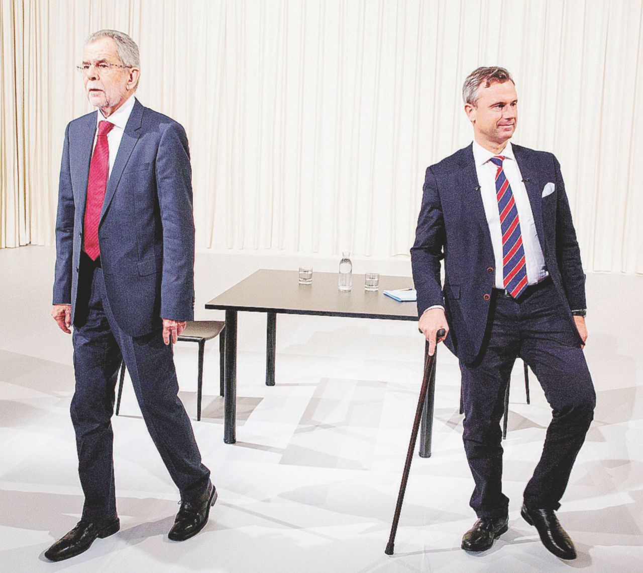 Opposti - Il 72enne economista esponente dei Verdi Van der Bellen e il 45enne Hofer. Il ballottaggio è da rifare: Austria senza presidente