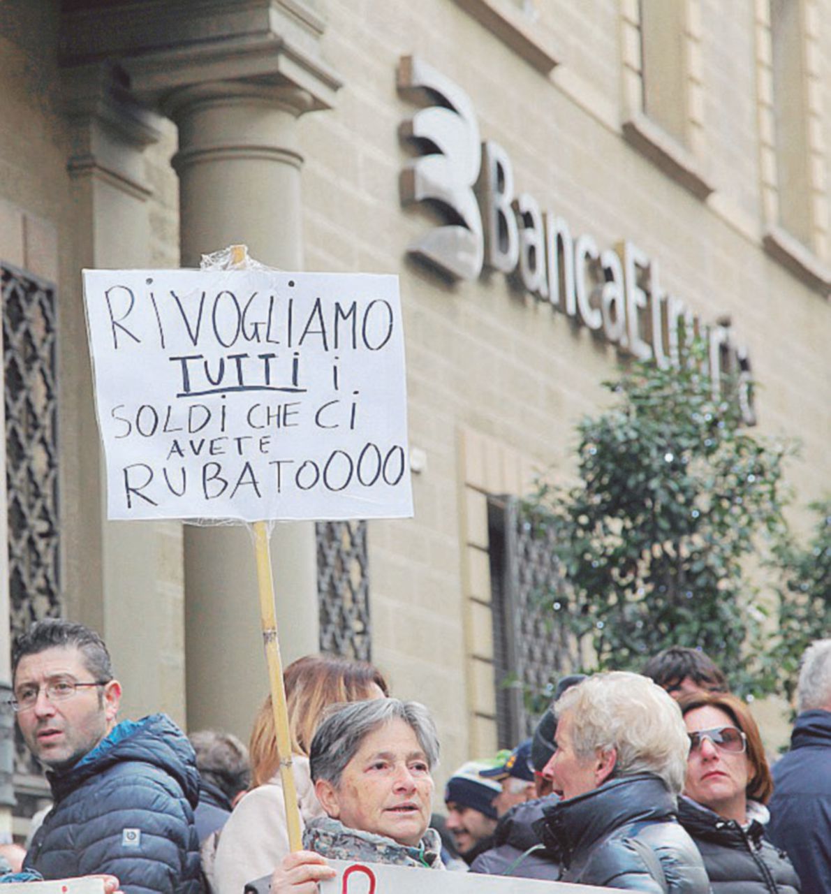 La rabbia dei risparmiatori dopo la crisi di banca Etruria a novembre - Ansa Banche, il filo da Tremonti a Padoan