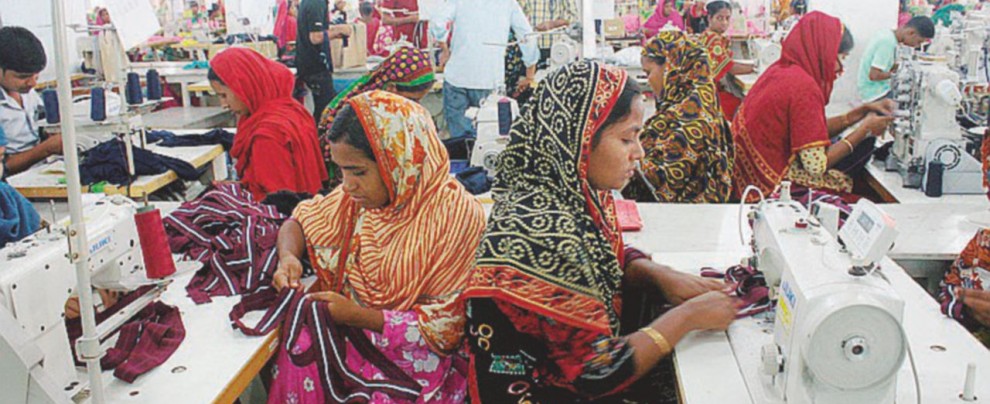 Operaie in un laboratorio tessile; nel 2013 la tragedia del Rana Plaza, con 1.219 vittime - Ansa La strategia islamista: colpire gli “schiavisti”