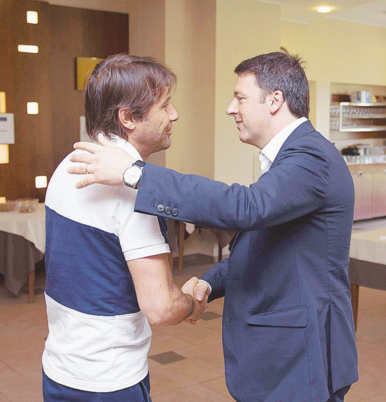 Matteo Renzi con Antonio Conte prima degli Europei - Ansa Referendum, ora Renzi ci prova pure con Conte