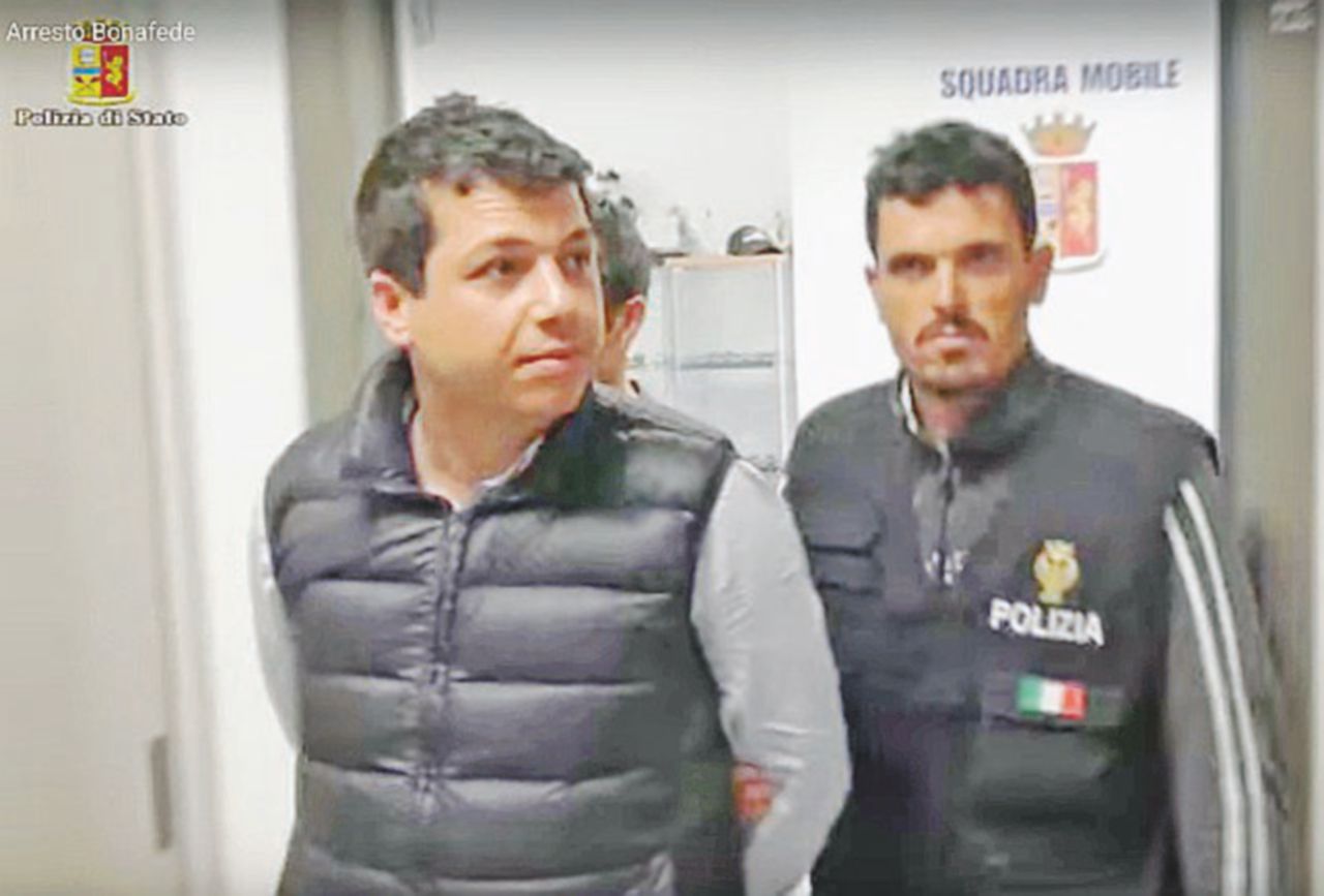 Aprile 2016, il fermo del consigliere comunale di Siracusa Antonio Bonafede: viaggiava con due trolley carichi di droga. A sinistra il sindaco della città, Giancarlo Garozzo - LaPresse Siracusa, dal corriere agli audio abusivi. I guai e le faide del Pd