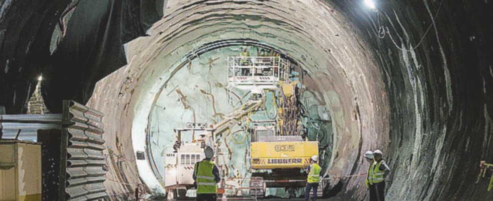 Operai e mezzi lavorano agli scavi del tunnel principale - Ansa “Flusso di merci in calo. Previsioni infondate e numeri manipolati”