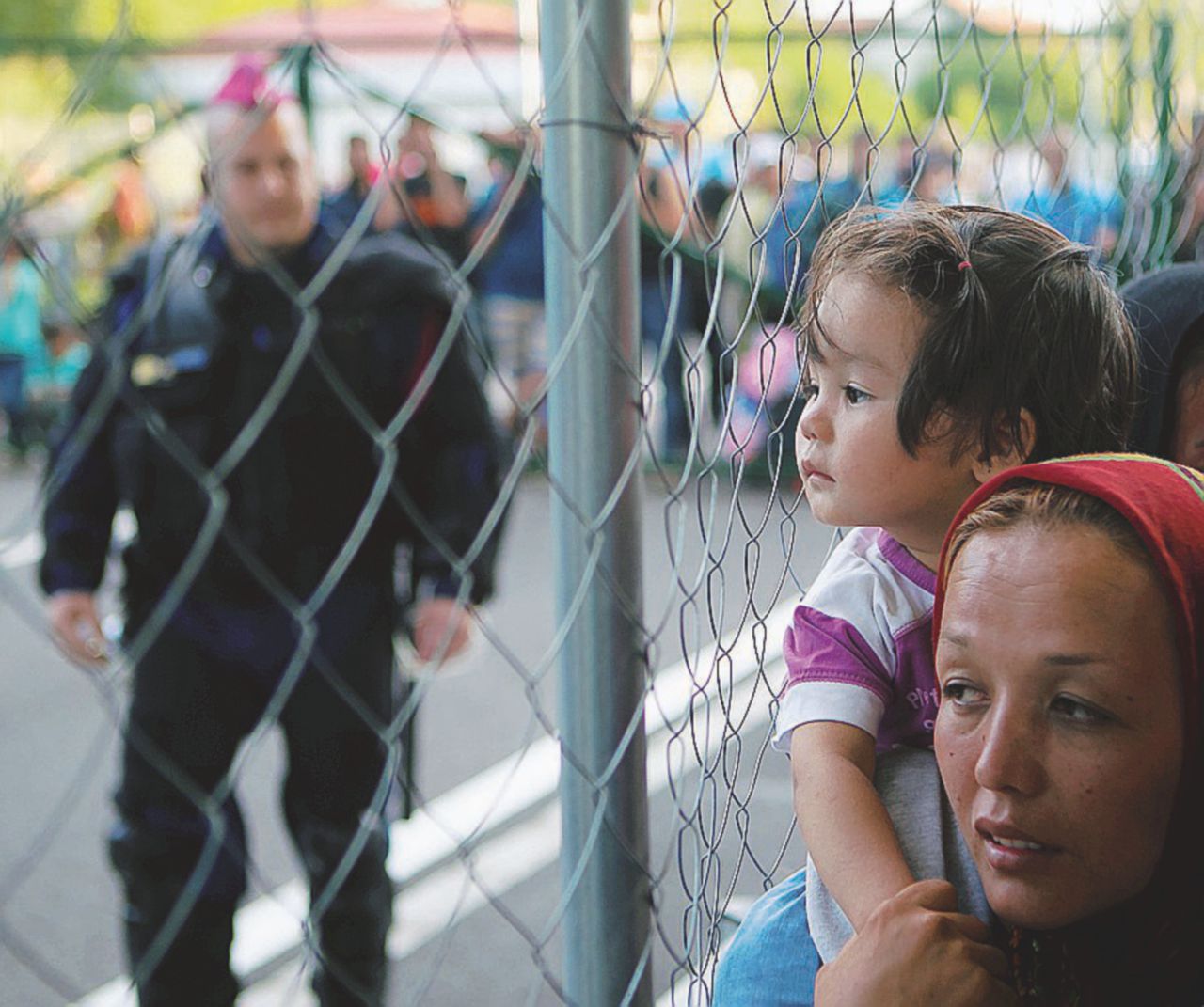 Da oggi i migranti saranno rimandati oltre la barriera di confine Da oggi i migranti saranno rimandati oltre la barriera di confine