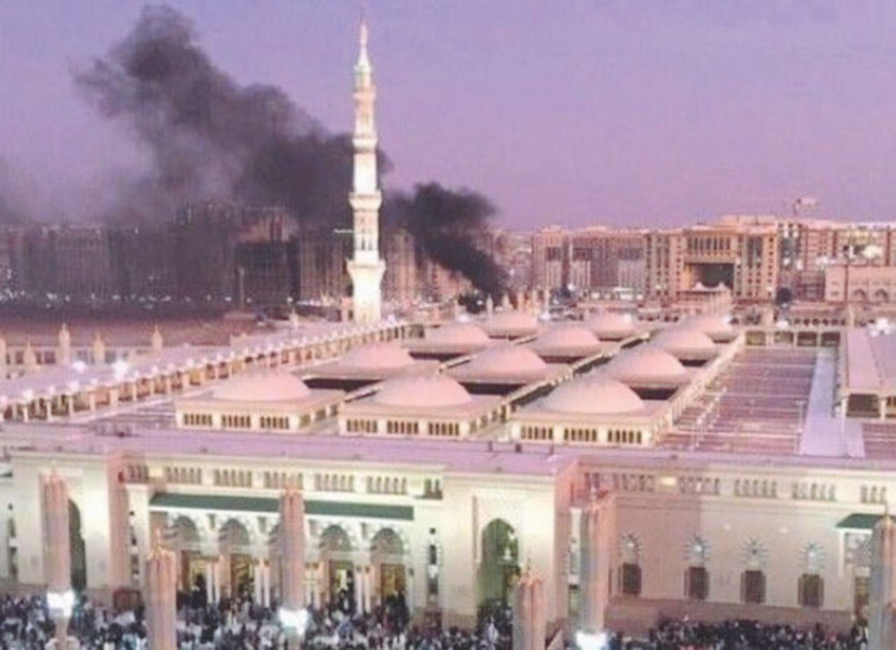 Sfregio - Il fumo nero all’esterno della moschea del profeta Maometto di Medina Kamikaze senza frontiere sangue anche alla Medina