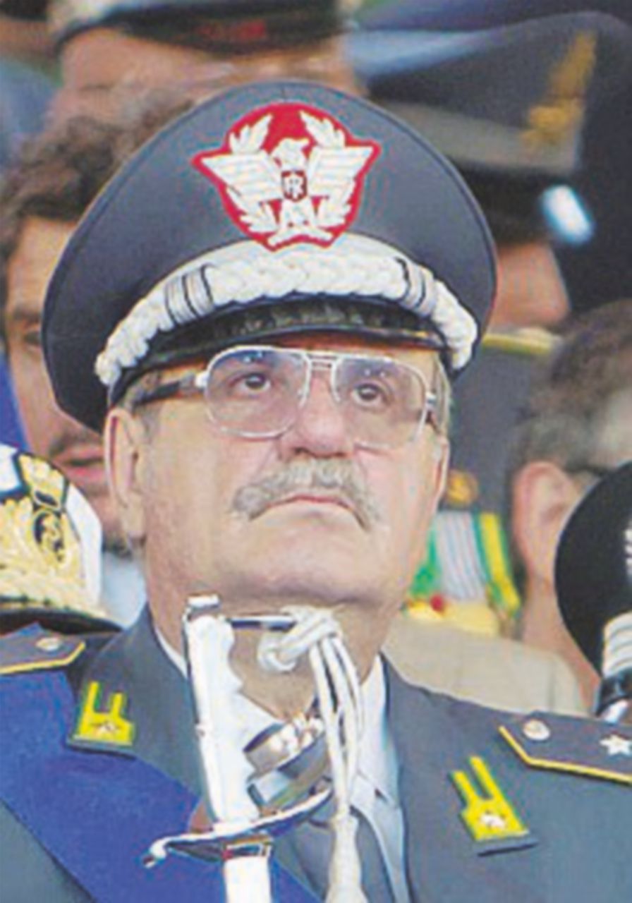 Copertina di L’AdnKronos sceglie l’ex generale Adinolfi, vicino al premier