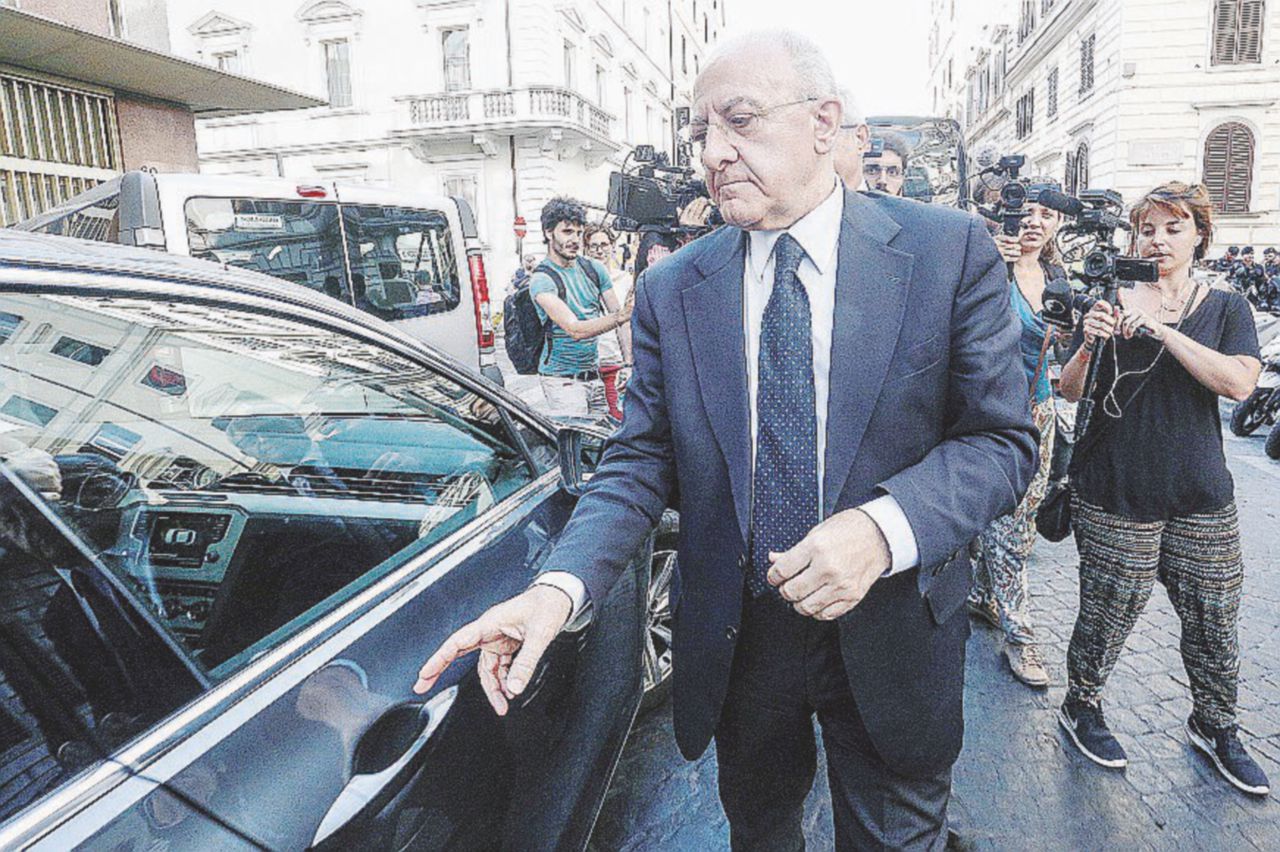 Copertina di De Luca, Lupo e la bambolina: l’alibi è sessista a giorni alterni