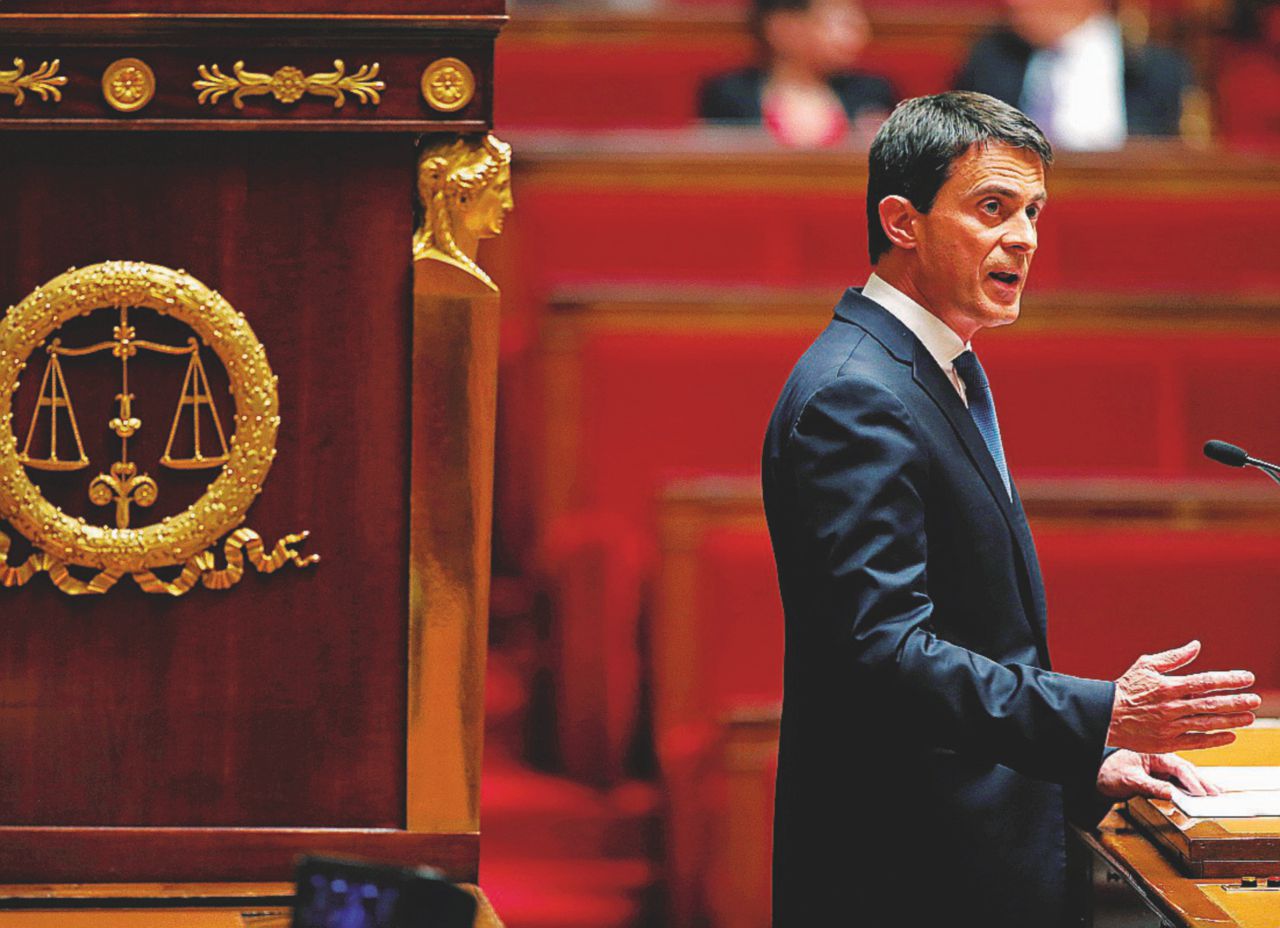 Una manifestazione sindacale contro la riforma del lavoro e Valls in Parlamento - Reuters Colpo di mano in Parlamento. La Loi Travail spacca i socialisti