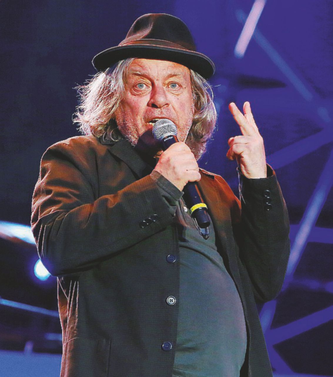 Paolo Rossi, attore e cantante, fece il boom nel ‘92 con ‘Su la testa’. Ora è in tour con RossoinTesta, dove ripropone la canzoni del compianto Gianmaria Testa “Quel comico di Renzi sta tutti i giorni in tv e così ci ruba il lavoro”
