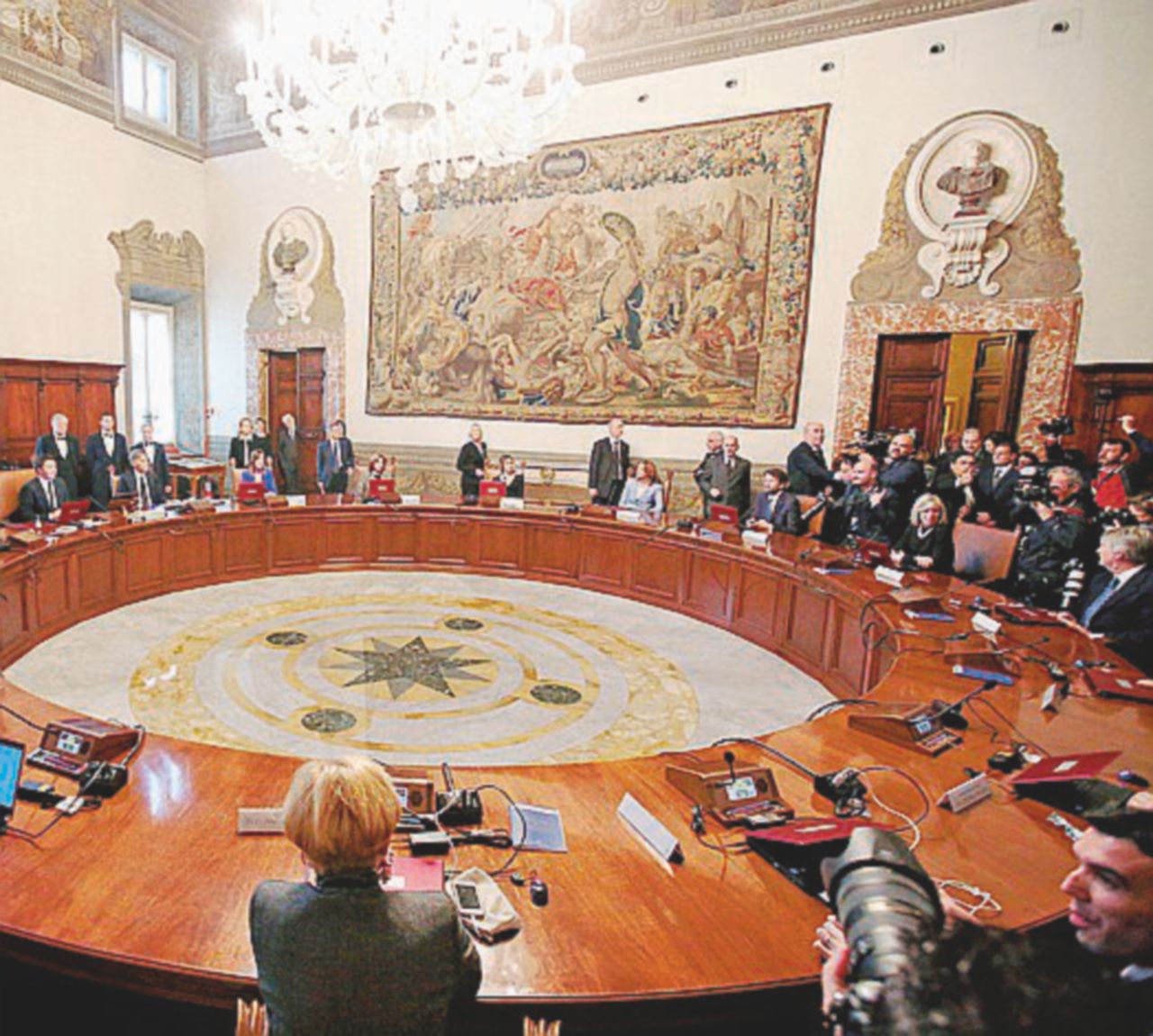 Il governo è alle prese con l’ennesimo caso Alfano - Ansa Nessuno difende più Alfano. Lui: “Solo manovre politiche”