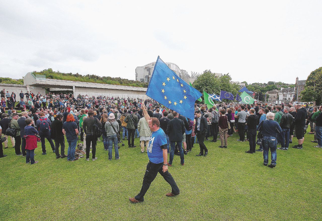 Manifestanti “Remain” Doppia uscita? Niente calma, siamo scozzesi