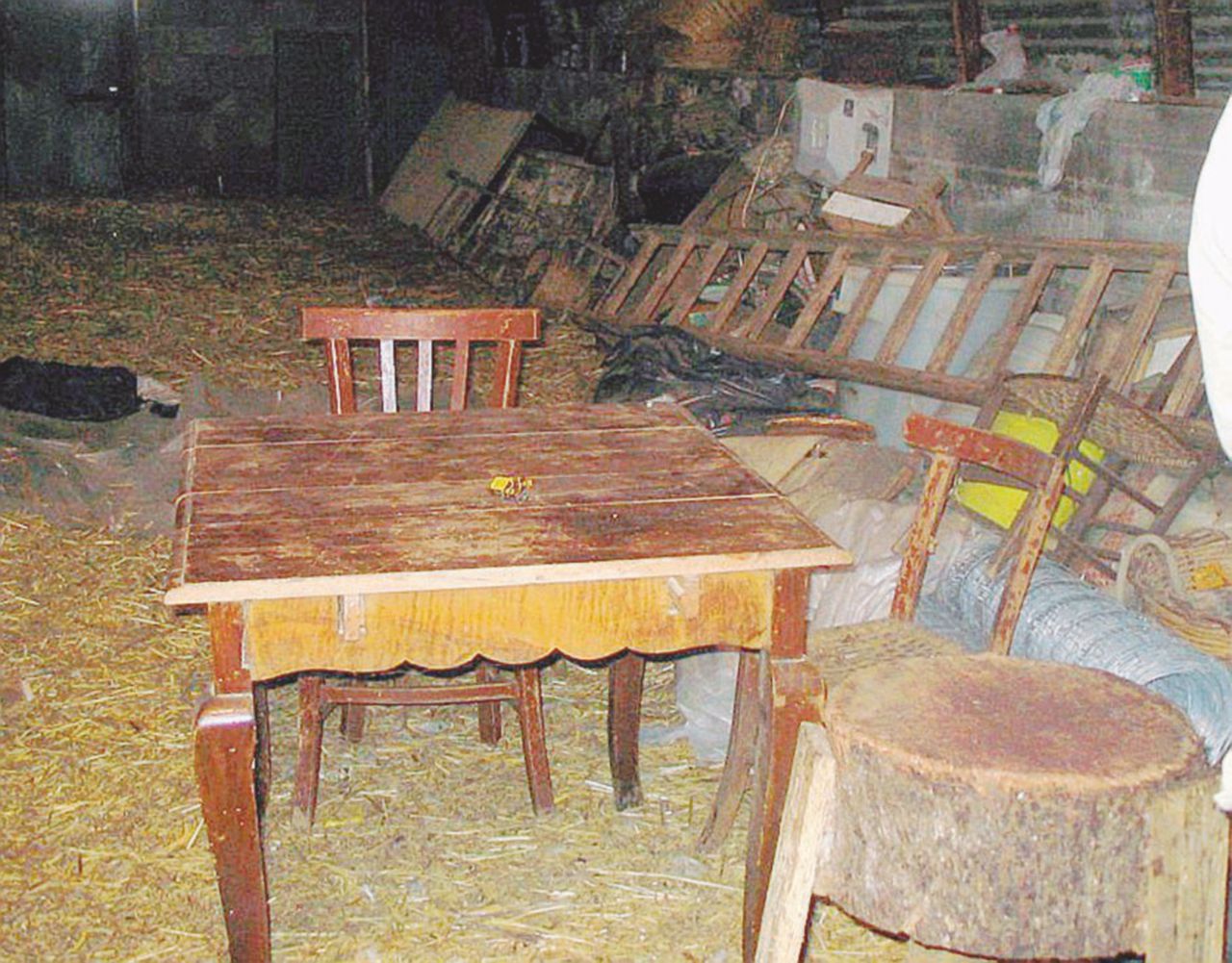 L’interno del covo di Provenzano, il tavolo dove scriveva i pizzini per gestire gli affari - Ansa Il codice di u’ Tratturi: pizzini tra copie della Bibbia e ricotta