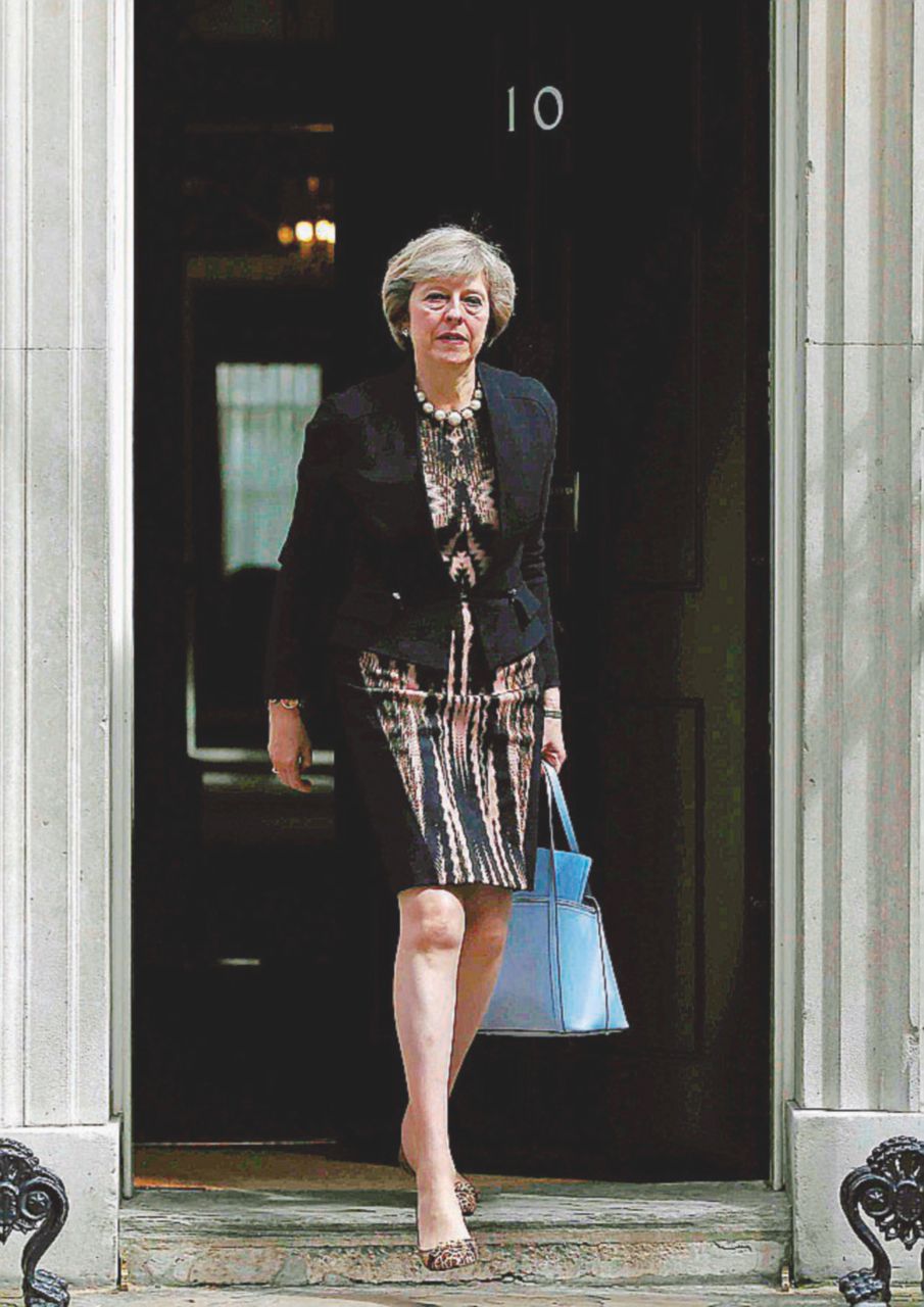 Il Guardian ha definito Theresa May “Una preside calma in una classe di discoli figli di papà sovreccitati”. A destra, Angela Leadsom - Ansa/Reuters Una donna per pulire i cocci della Brexit