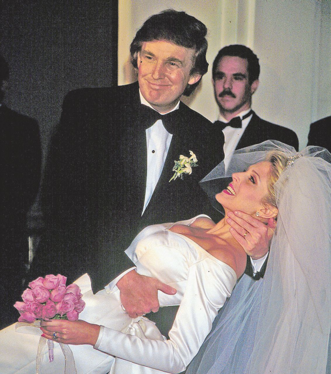 Harry Hurt, giornalista del New York Times e volto di diverse tv americane. A sinistra, 1° gennaio 1993: le nozze con Marla Maples - LaPresse “Un bamboccione stagionato”: Trump prima di The Donald