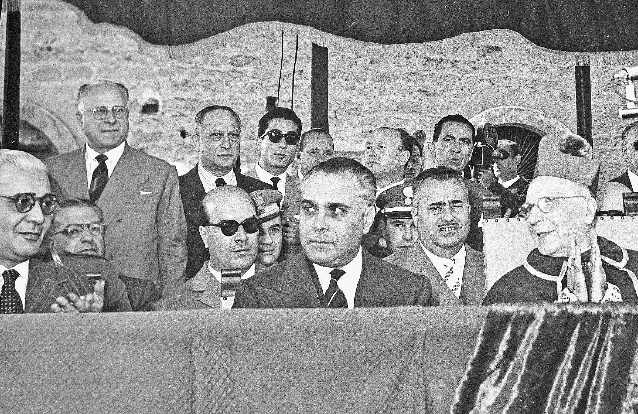 Bernardo Mattarella (al centro), padre di Piersanti e di Sergio, in una foto degli anni 50 - Ansa Via il giudice del libro su Mattarella padre: arriva quello che già diede ragione ai figli