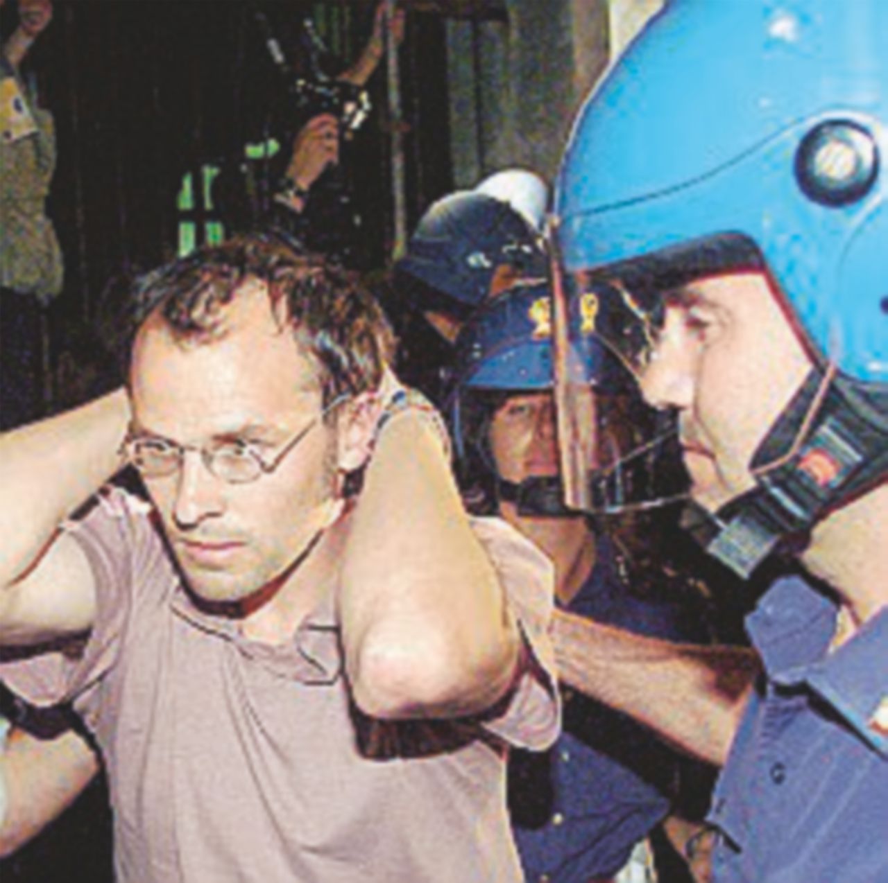 G8, graziato il finto accoltellato della Diaz: 47 euro di multa al poliziotto G8, graziato il finto accoltellato della Diaz: 47 euro di multa al poliziotto