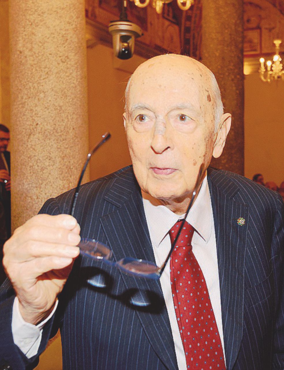 L’ospite d’onore. Un cerotto sul naso, lo sguardo acceso: Napolitano si ferma a parlare un po’ con tutti. E, già che c’è, non dimentica di sostenere la riforma “Col referendum, a rischio la mia eredità”