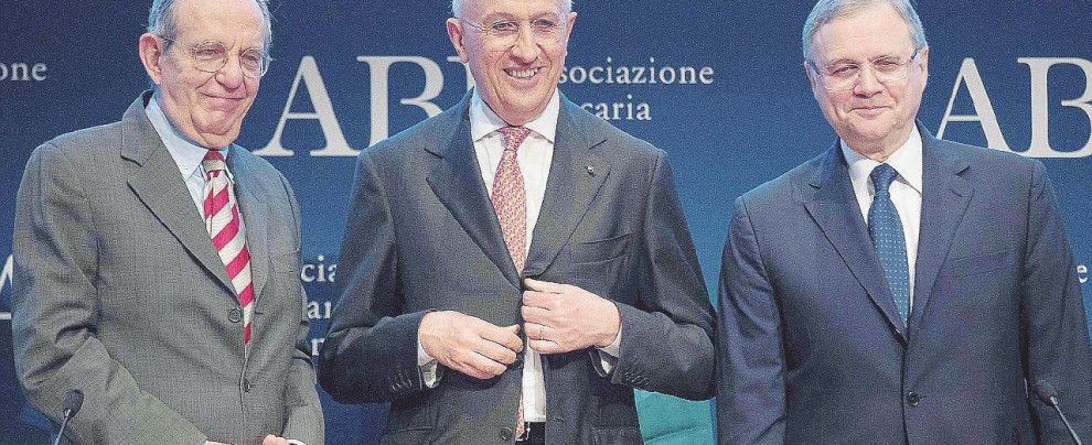 Che trio - Pier Carlo Padoan (Tesoro), Antonio Patuelli (Abi) e Ignazio Visco (Bankitalia) Monte dei Paschi stai sereno, Padoan e Visco sono ottimisti
