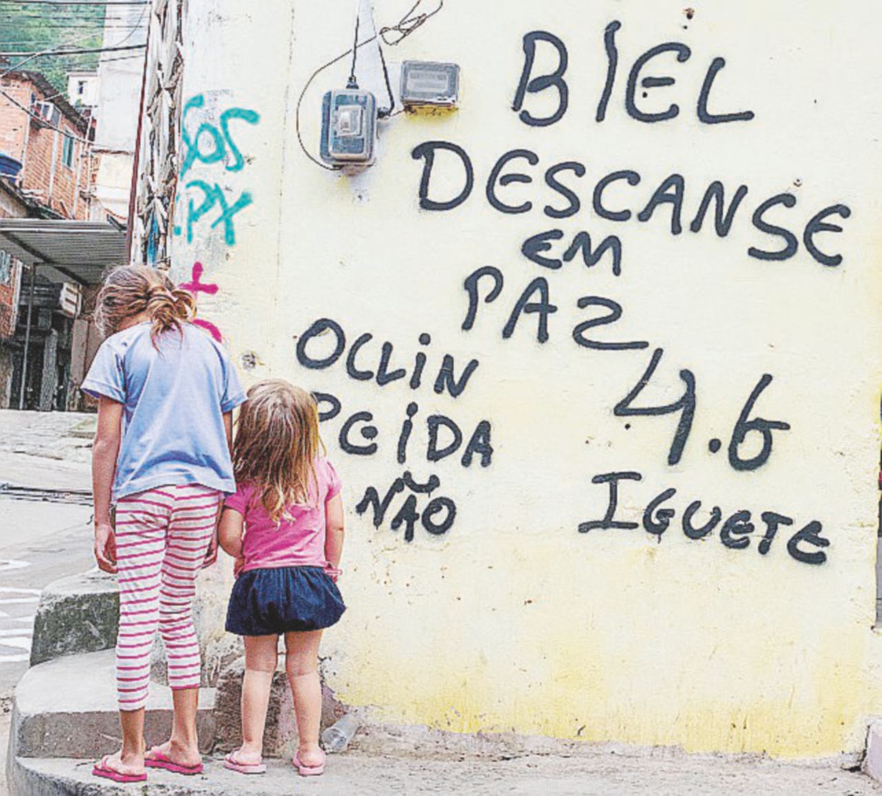 Nelle favelas - Bambini di strada al Complexo do Alemao, una delle favelas del nord di Rio Janeiro - LaPresse “Ci hanno raccontato storie, rivogliamo i soldi”