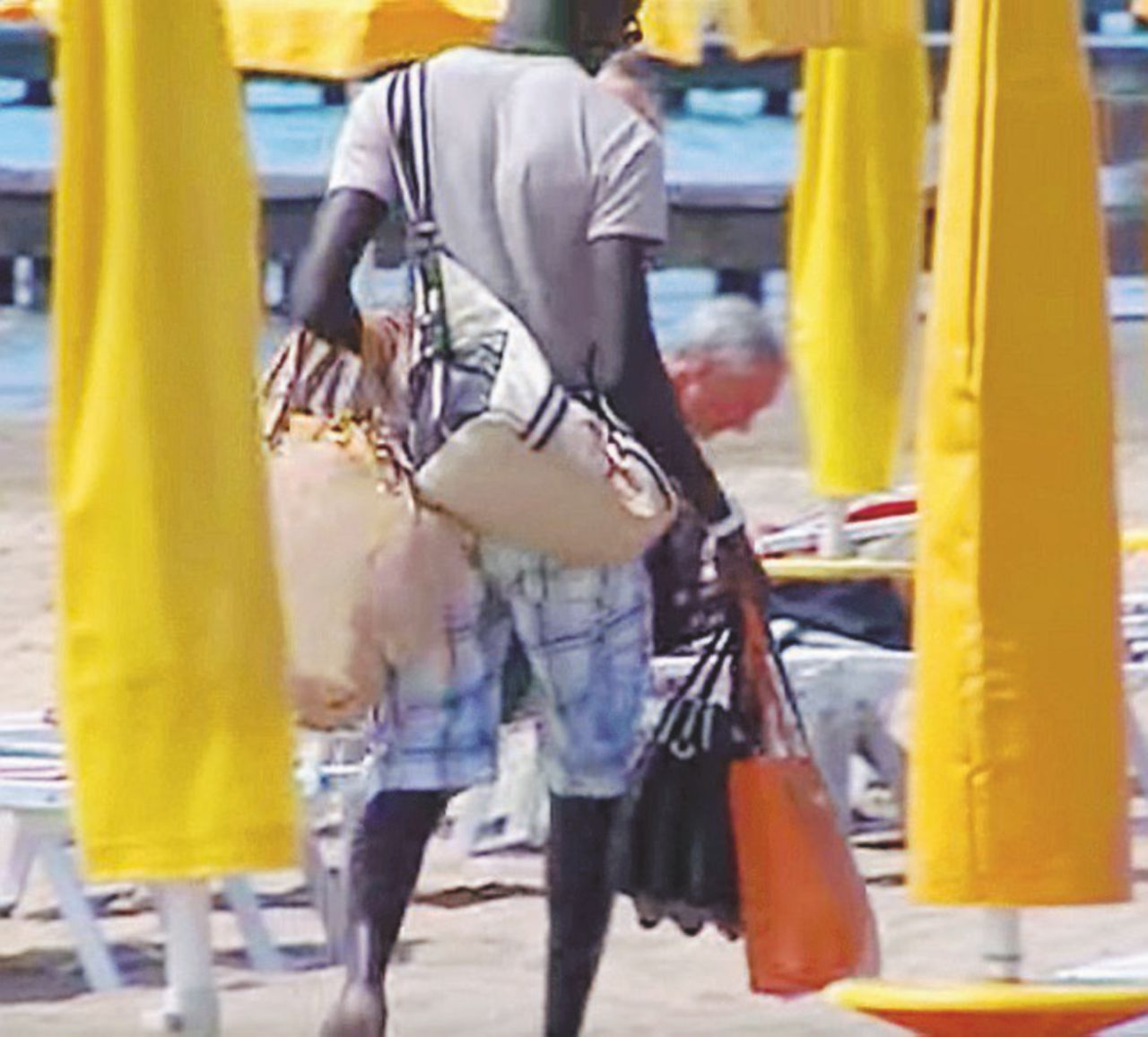 Vù cumpra’ - Un ambulante africano, come siamo soliti vederne sulle spiagge italiane - Ansa Malek, i suoi libri africani e il male dell’ignoranza