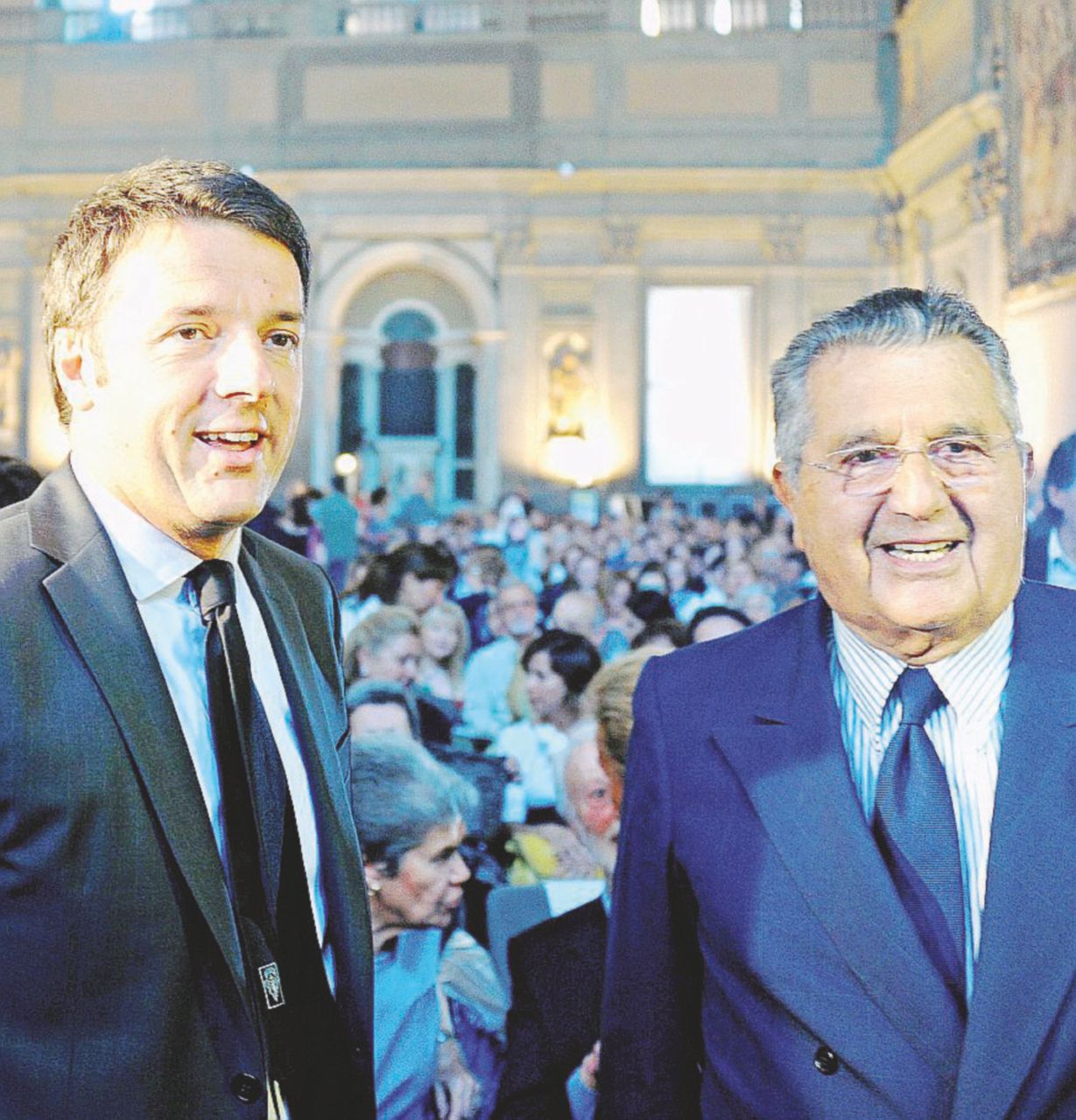 Tessera n°1 - Carlo De Benedetti è il primo tesserato del Pd - Ansa Renzi, la prima crepa: “Decida il Parlamento”