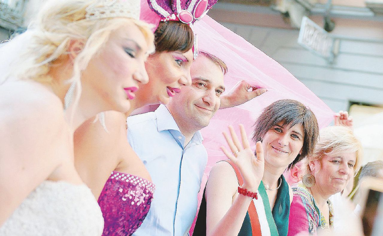 La fascia - Durante il Pride, Appendino ha ceduto il tricolore all’assessore alle Famiglie - Ansa La Appendino sfila al “Famiglie” Pride (e il Pd si spacca)