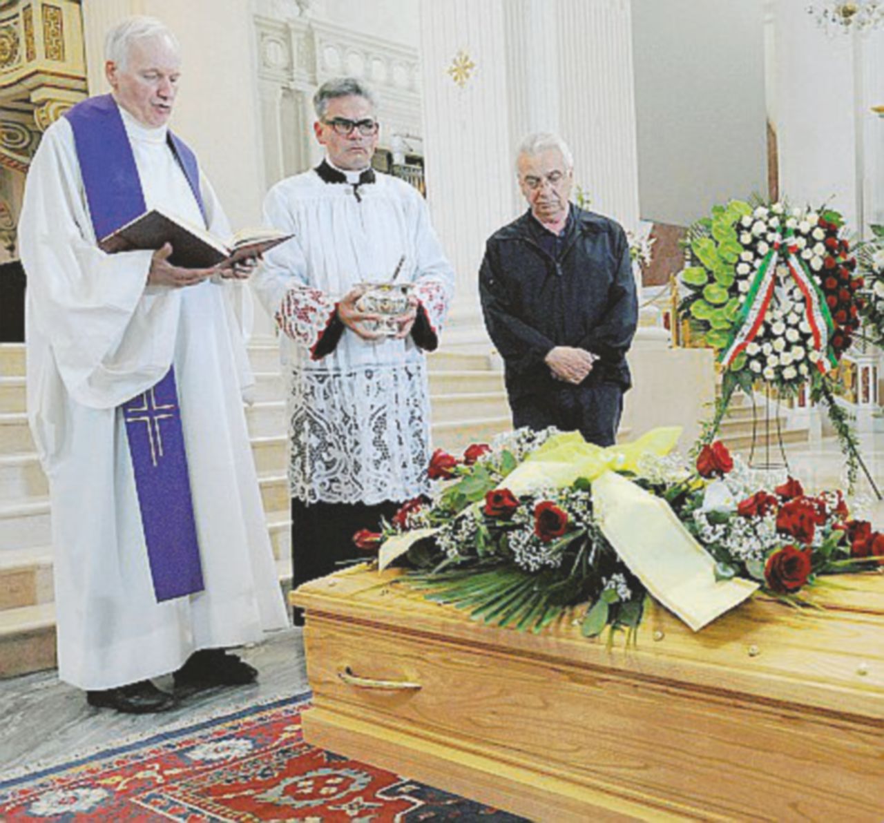 La bara - I funerali di Emmanuel - Ansa Emmanuel, i funerali (anche) della politica