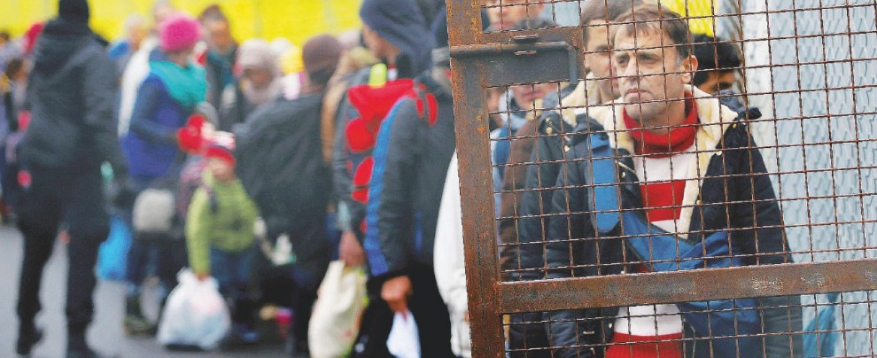La speranza - Migranti provenienti dalla Slovenia in fila al confine - LaPresse La belva del nazionalismo si è svegliata. Ora chi la doma?