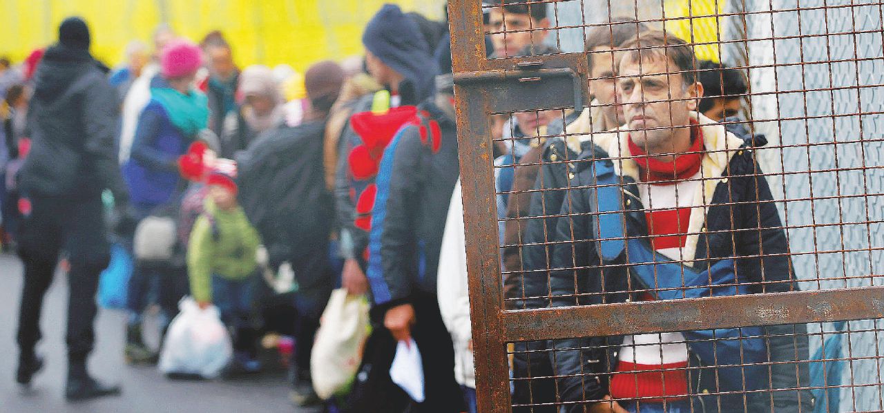 La speranza - Migranti provenienti dalla Slovenia in fila al confine - LaPresse La belva del nazionalismo si è svegliata. Ora chi la doma?