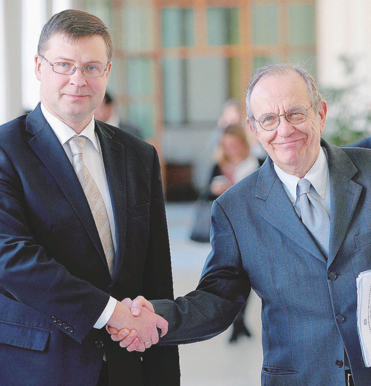 Pier Carlo Padoan e Valdis Dombrovskis - Ansa Europa e banche italiane, si apre uno spiraglio