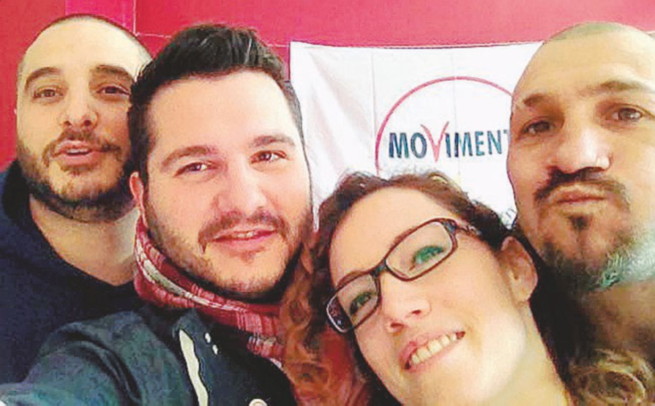 Amedeo Mancini (a destra) lo scorso aprile con il consigliere Mirko Temperini del M5S (al centro): firmò per la lista L’ultrà offre una casa alla moglie del nigeriano ucciso