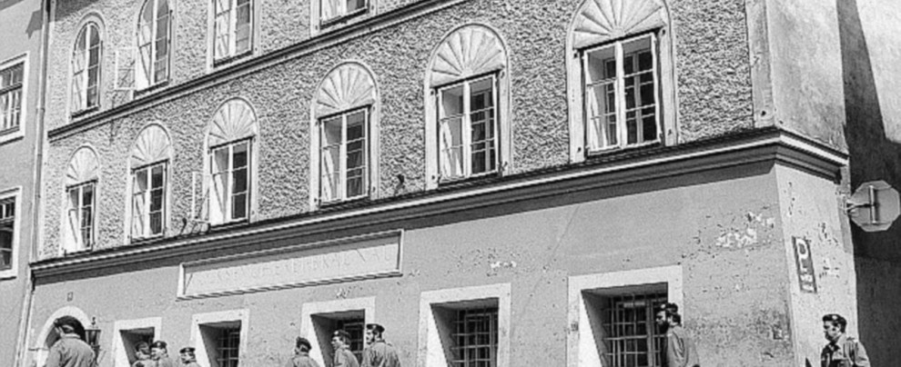 “Espropriate casa Hitler, va rasa al suolo” “Espropriate casa Hitler, va rasa al suolo”