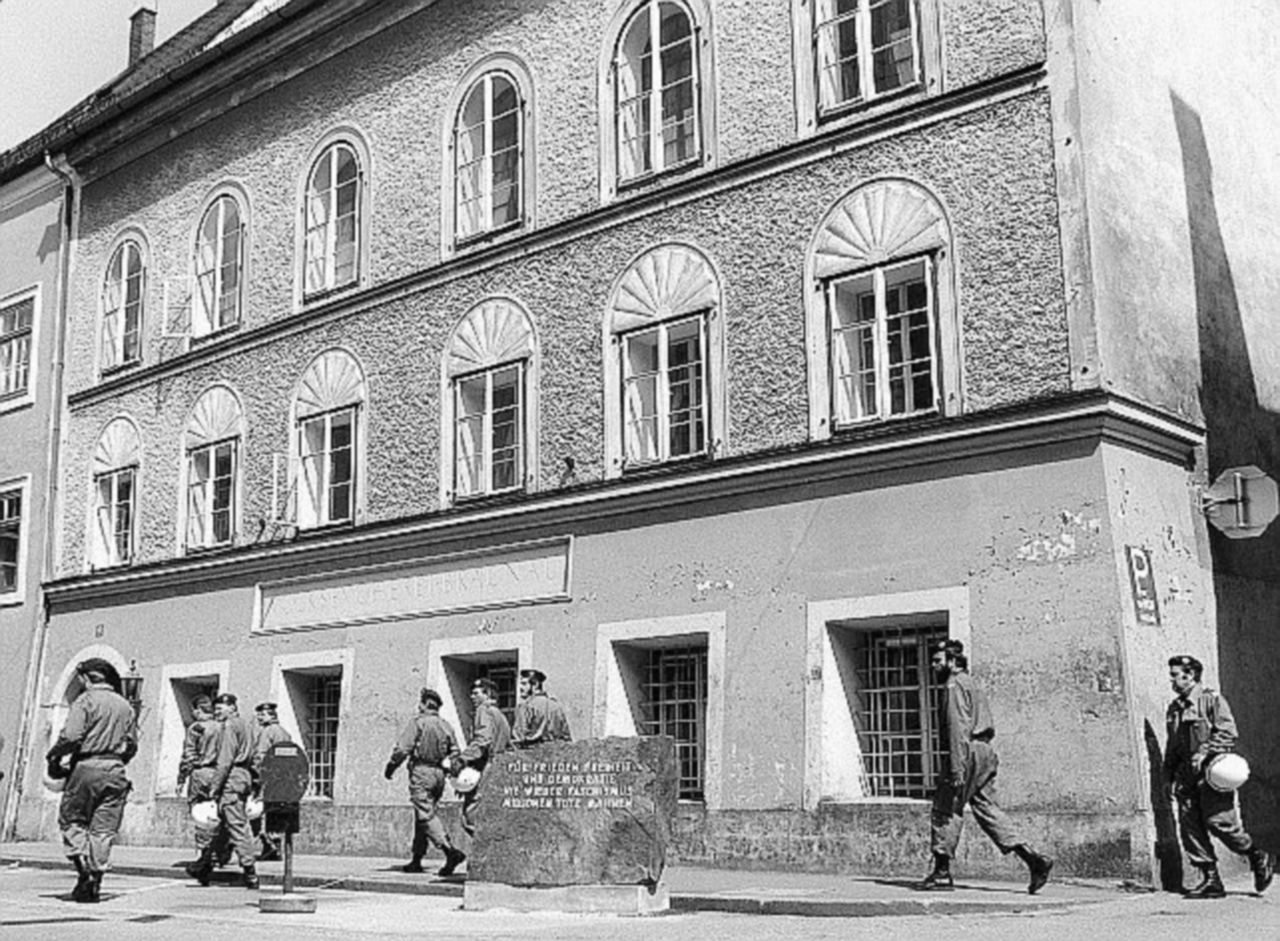 “Espropriate casa Hitler, va rasa al suolo” “Espropriate casa Hitler, va rasa al suolo”