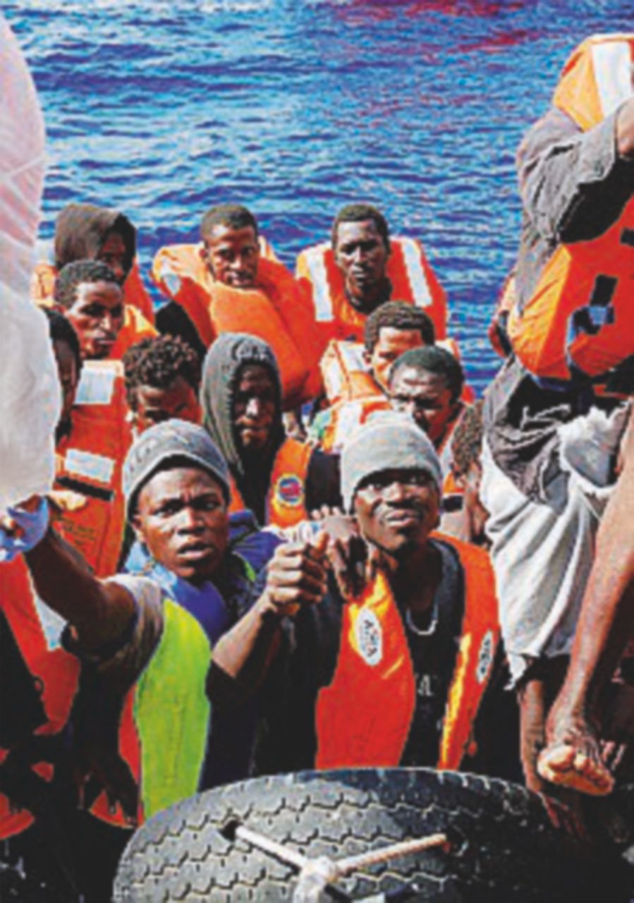 Quasi mille migranti soccorsi in mare. Almeno 4 cadaveri Quasi mille migranti soccorsi in mare. Almeno 4 cadaveri