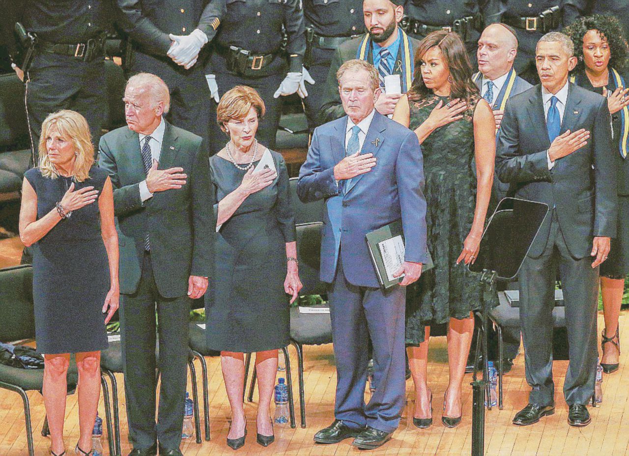 Il cordoglio - Gli Obama, i Bush e i Biden, uniti nel cordoglio di Dallas - Ansa Obama a Dallas: “Nessuno è immune dal razzismo”