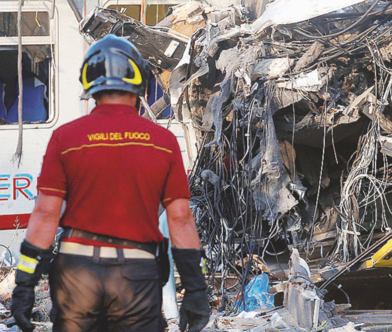 Vigili del fuoco lavorano attorno alle lamiere dei due treni che si sono scontrati martedì - Reuters “Colpa nostra, ci incazziamo poco”