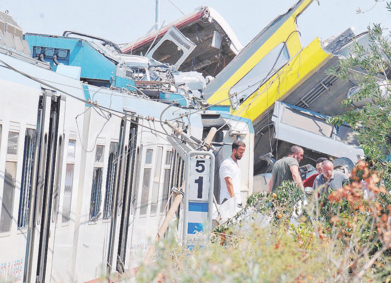 I soccorsi e i rilievi - Dopo lo schianto fra i due treni, martedì, nelle campagne pugliesi - Ansa/LaPresse Andria, indagati i padroni dei treni dello schianto