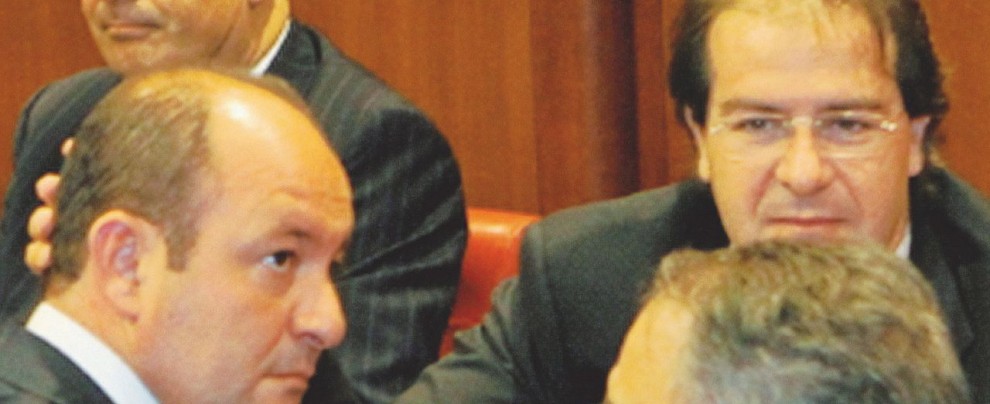 I protagonisti - A sinistra, il senatore Antonio Caridi; a destra, con gli occhiali, l’ex sottosegretario regionale, Alberto Sarra. “C’è un senatore nella cupola politica della ’ndrangheta”