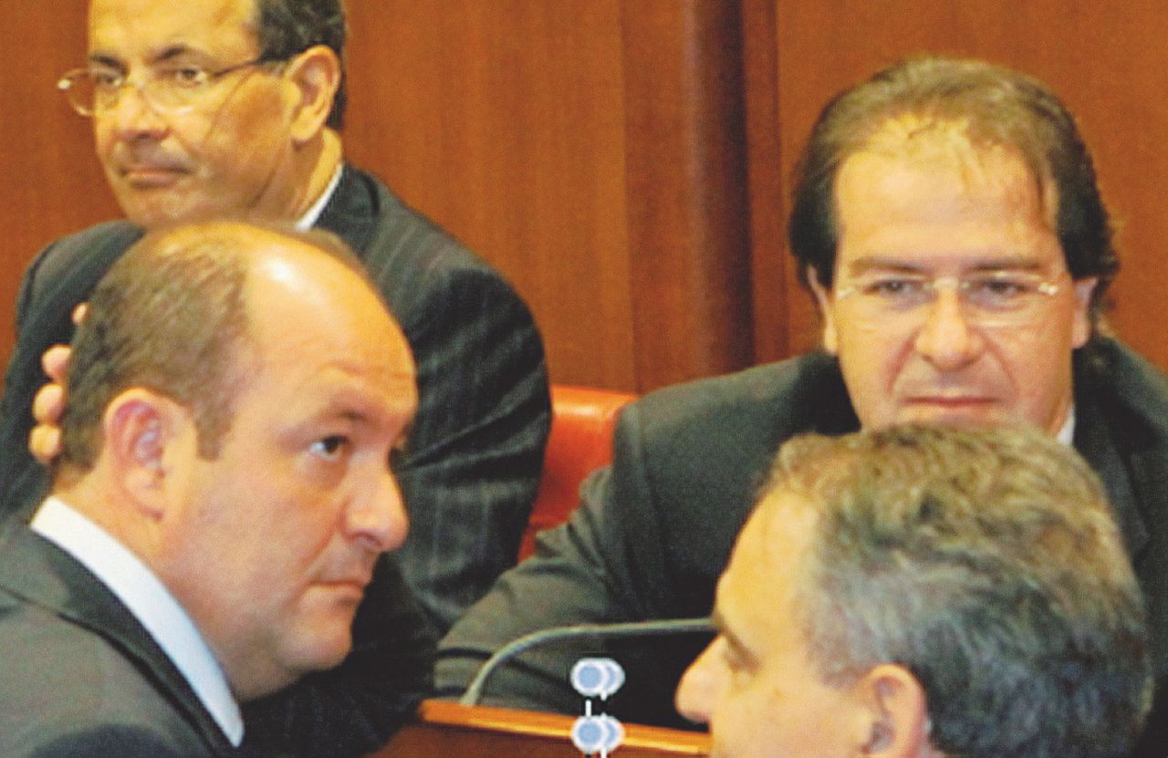 I protagonisti - A sinistra, il senatore Antonio Caridi; a destra, con gli occhiali, l’ex sottosegretario regionale, Alberto Sarra. “C’è un senatore nella cupola politica della ’ndrangheta”